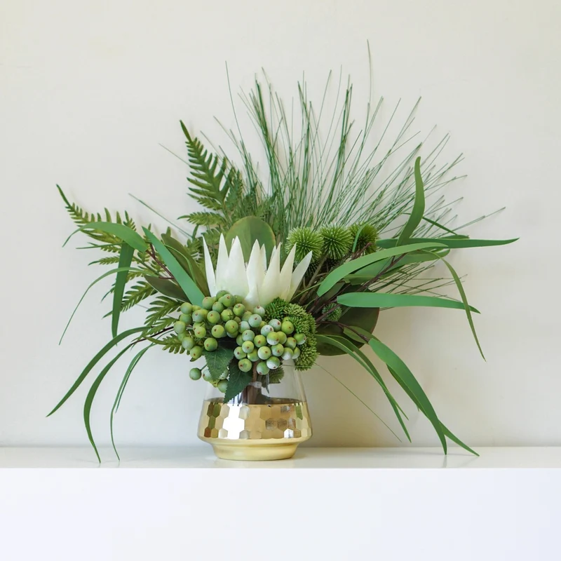 Realistisches Faux-Mix-Grünpflanzen-Bouquet mit dekorativer gehämmerter Vase