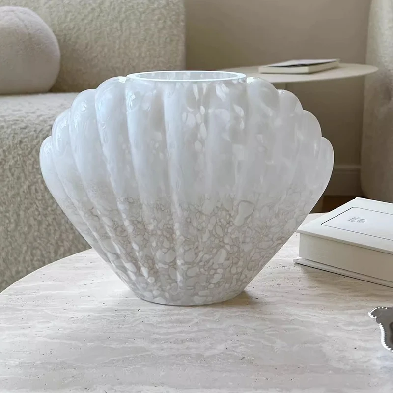 Pebble-Motiv gerippt Keramik Küstenschneckenförmige dekorative Tischvase