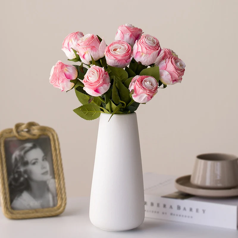 Minimalistische konische Keramik-Bud-vase mit schmalem Hals und matter Oberfläche