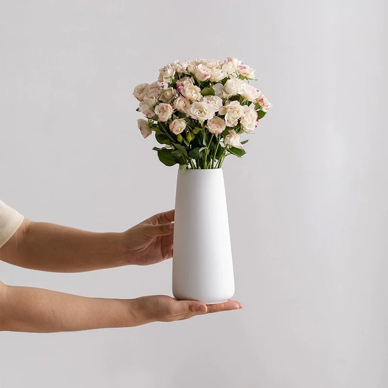 Minimalistische konische Keramik-Bud-vase mit schmalem Hals und matter Oberfläche