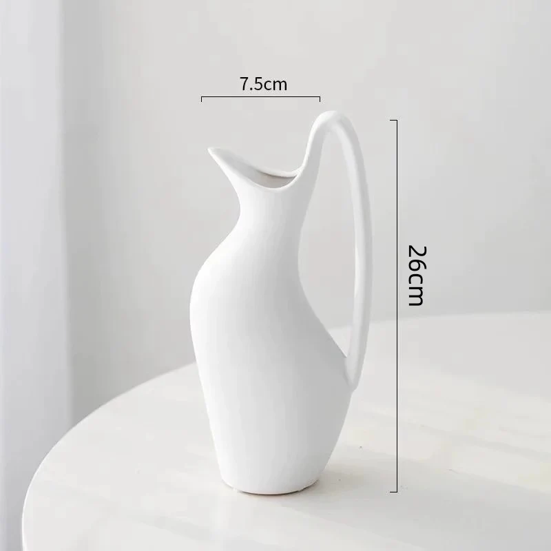 Minimalist skulpturale keramische Krugvase mit langem Schlaufenhenkel und schmalem Ausguss