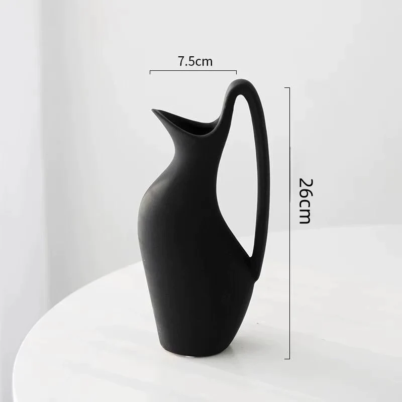 Minimalist skulpturale keramische Krugvase mit langem Schlaufenhenkel und schmalem Ausguss