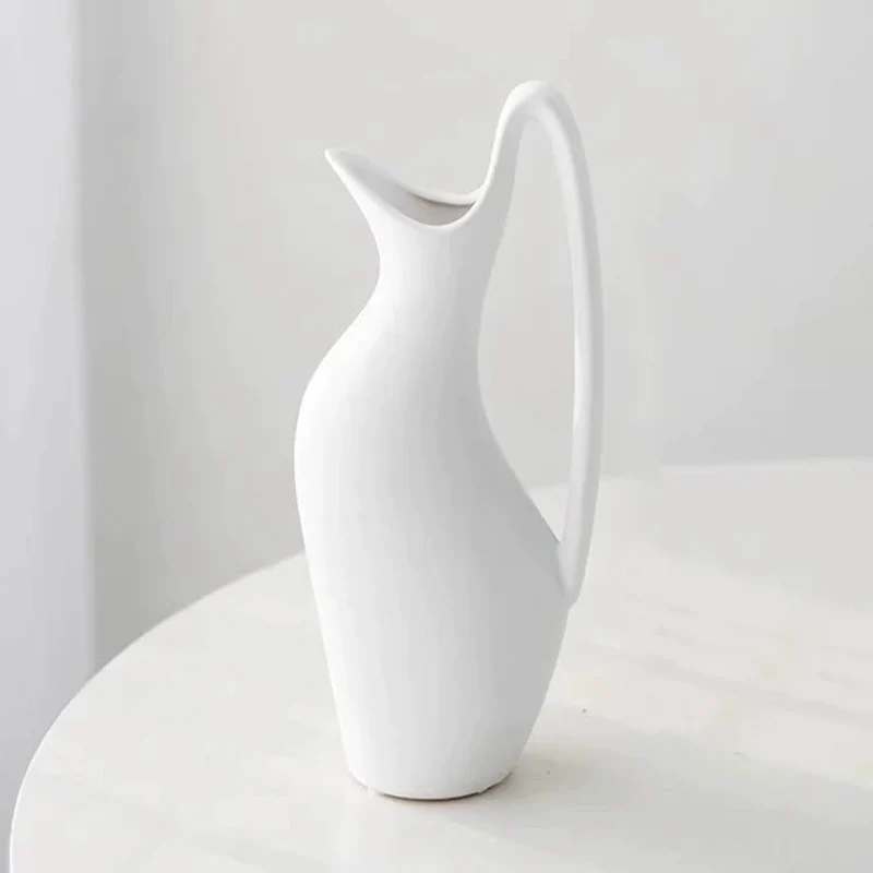Minimalist skulpturale keramische Krugvase mit langem Schlaufenhenkel und schmalem Ausguss