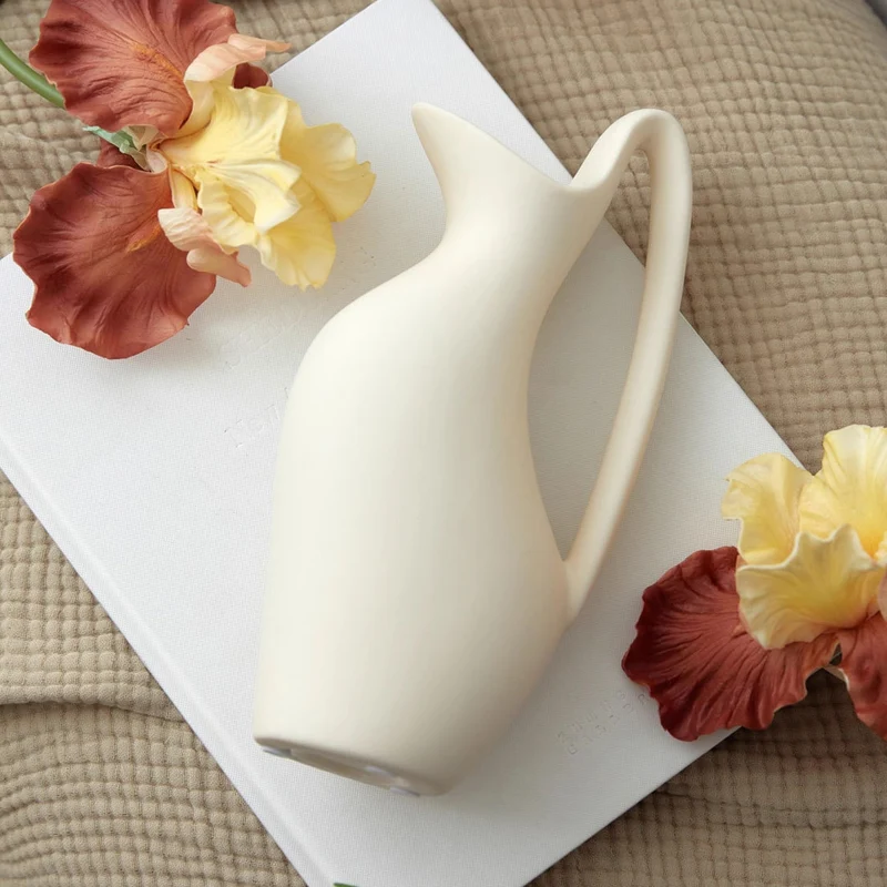 Minimalist skulpturale keramische Krugvase mit langem Schlaufenhenkel und schmalem Ausguss