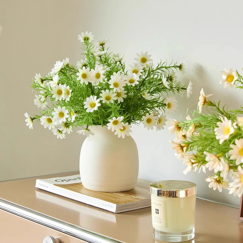 Minimalistische matte Keramikvase mit naturähnlichem Kunstgänseblümchenstrauß