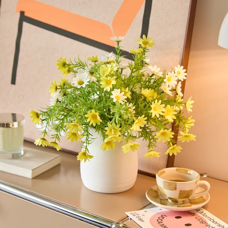 Minimalistische matte Keramikvase mit naturähnlichem Kunstgänseblümchenstrauß