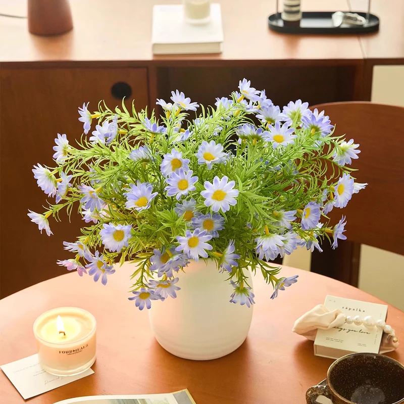 Minimalistische matte Keramikvase mit naturähnlichem Kunstgänseblümchenstrauß