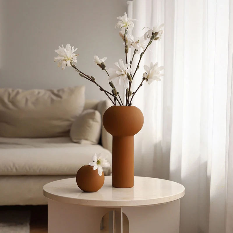Minimalistische Matte Keramische Kugel-Oberfläche Bud Vase mit Langem Zylindrischen Stiel