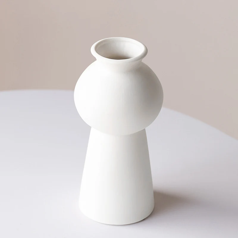 Matte skulpturaler Keramik-Bud-Vase mit bauchigem Schulterdesign und konischem Sockel
