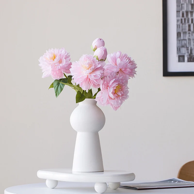 Matte skulpturaler Keramik-Bud-Vase mit bauchigem Schulterdesign und konischem Sockel