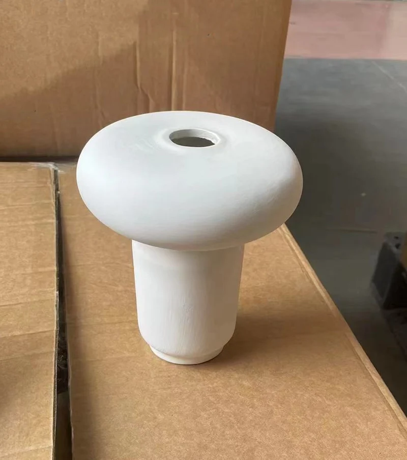 Matte Pilzförmige Keramische Bud Vase mit Breitem Donut-Rand und Schmalem Fuß