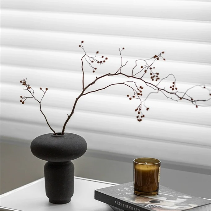 Matte Pilzförmige Keramische Bud Vase mit Breitem Donut-Rand und Schmalem Fuß