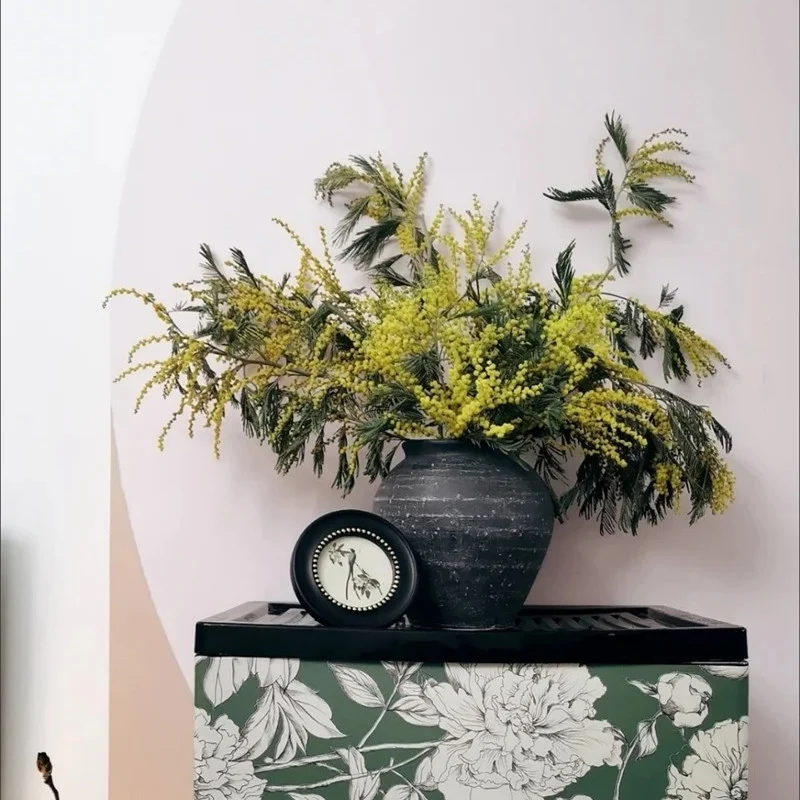 Handgefertigte rustikale Keramikblumenvase mit weitem Mund aus Ton