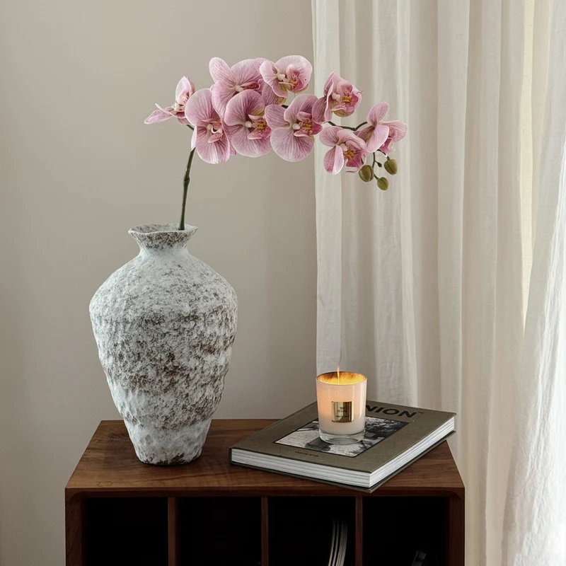 Handgefertigte rustikale Steinzeugurne mit schmalem Hals und patinierter Oberfläche