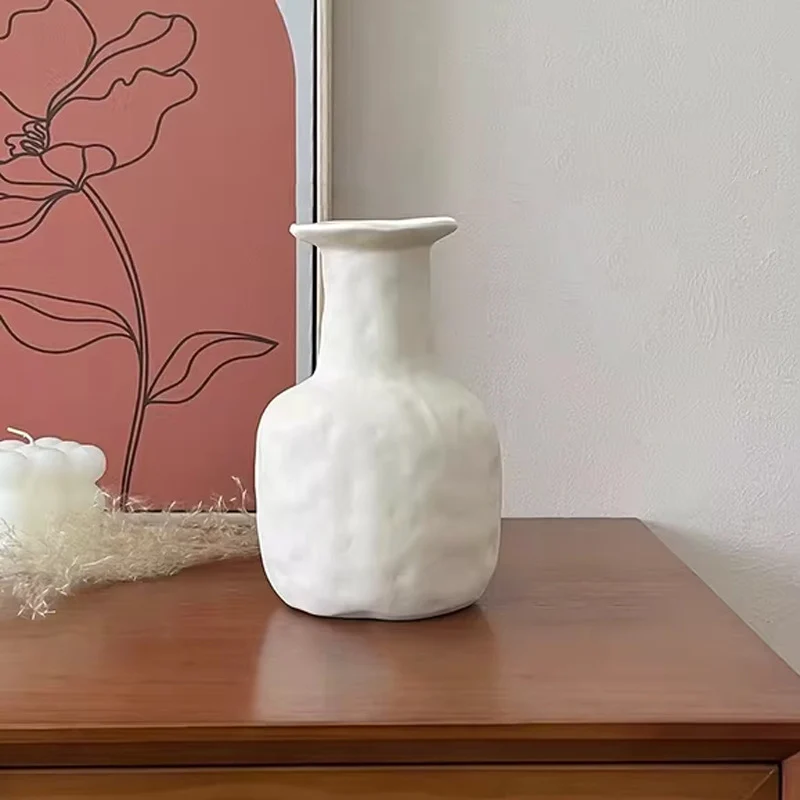 Handgefertigte unregelmäßige matte Keramik-Bud Vase mit ausgestelltem Rand und schmalem Hals