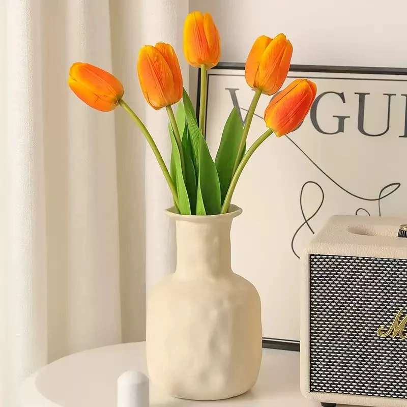 Handgefertigte unregelmäßige matte Keramik-Bud Vase mit ausgestelltem Rand und schmalem Hals