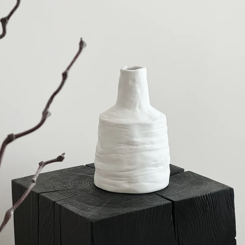 Handgefertigte Keramikstudio-Vase mit gerolltem Rand, schmalem Hals und geschichteter organischer Textur