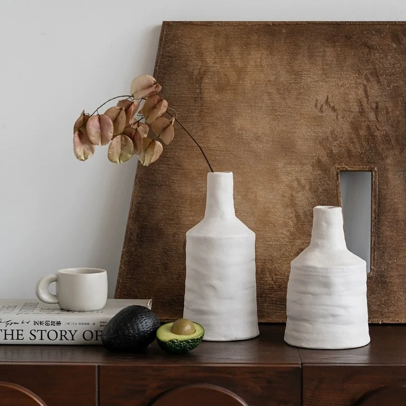 Handgefertigte Keramikstudio-Vase mit gerolltem Rand, schmalem Hals und geschichteter organischer Textur