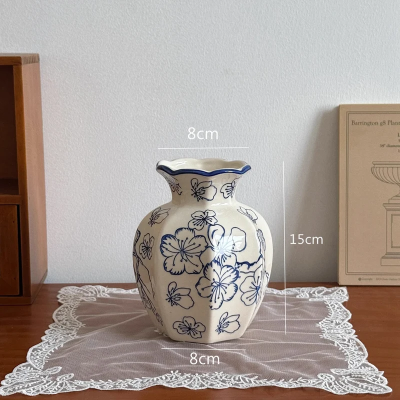 Handgefertigte Keramische Blumenvase mit gewelltem Rand nach dem Handbemalen