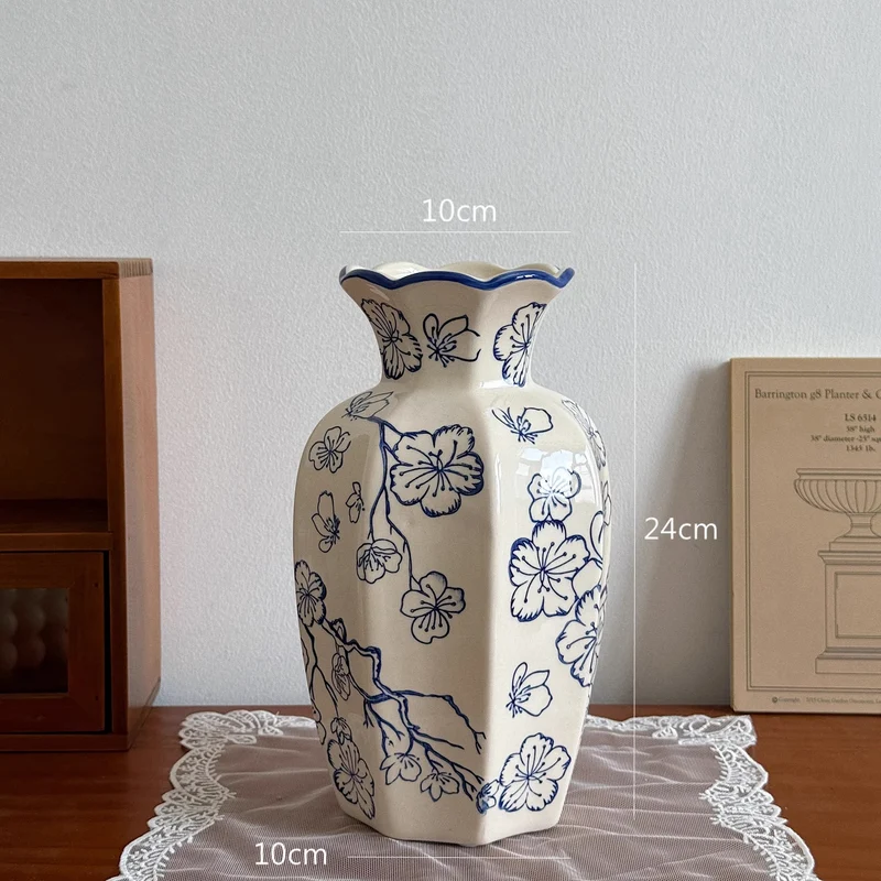 Handgefertigte Keramische Blumenvase mit gewelltem Rand nach dem Handbemalen