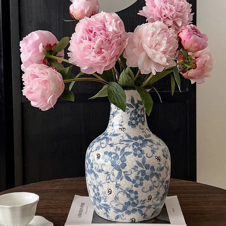 Rissige glasierte Keramik-Vase mit floralem Muster, schmalem Hals und zylindrischem Körper