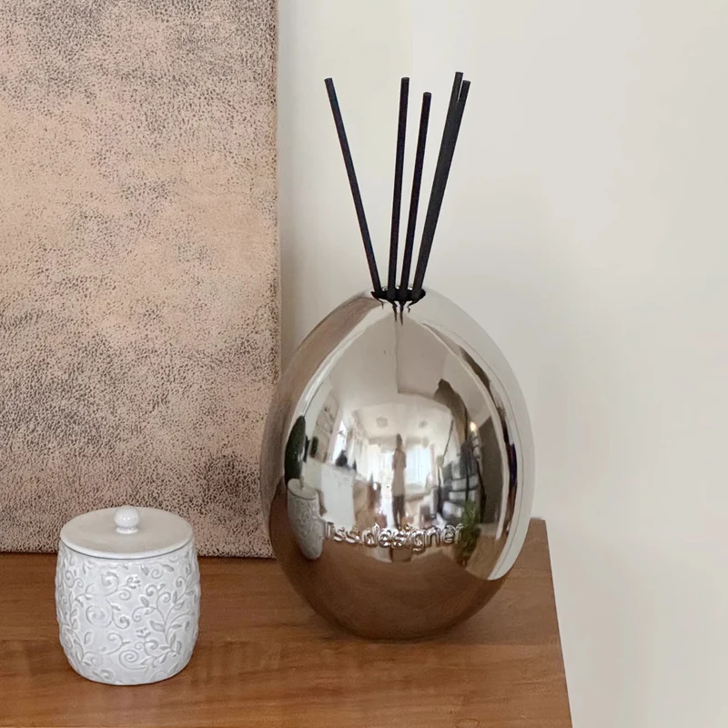 Keramischer ovaler Raumduft mit glänzender glasierter Oberfläche und langen Rattan-Rohren