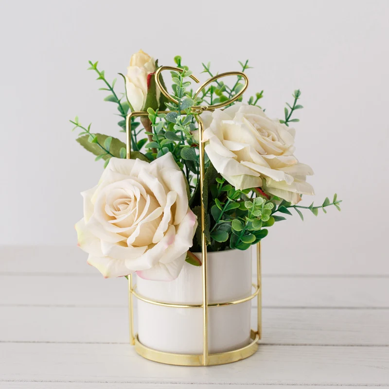 Künstliches Pfingstrosen-Blumenarrangement in Keramiktopf mit goldenen Drahtträger