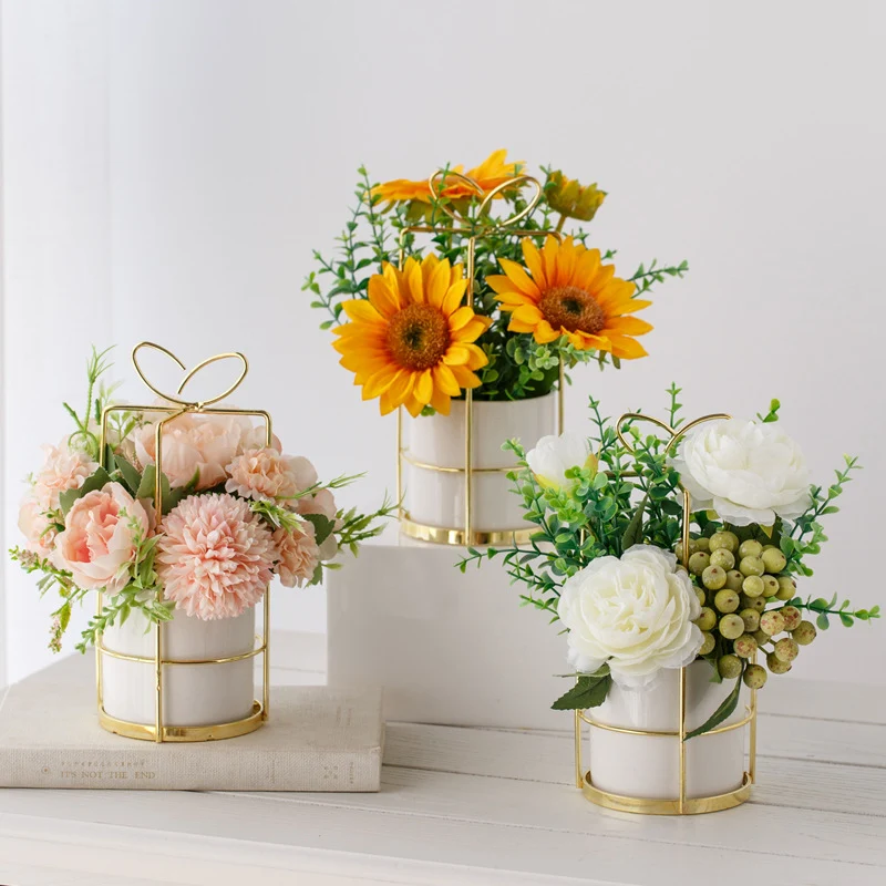 Künstliches Pfingstrosen-Blumenarrangement in Keramiktopf mit goldenen Drahtträger