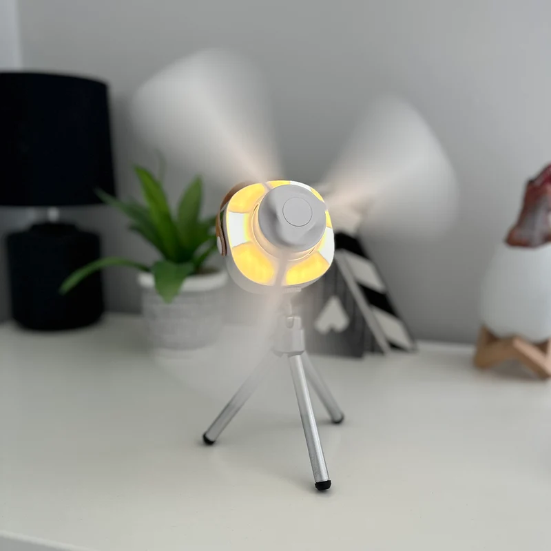 Skanto | Mini Tragbarer Deckenventilator mit LED-Licht und Fernbedienung – 4 Geschwindigkeiten, USB wiederaufladbar