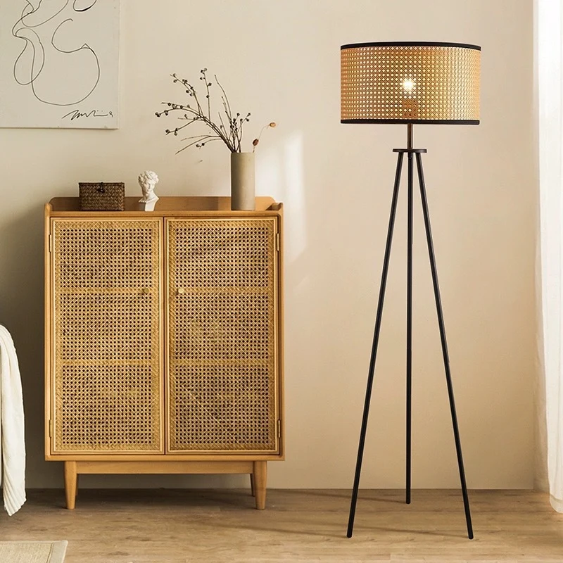 Stativ-Stehlampe mit geflochtenem Schirm