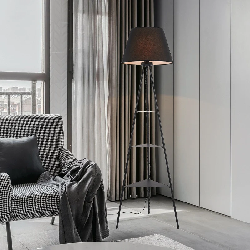 Dreieckige Stehlampe mit integrierten Regalen