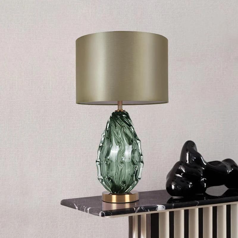 Texturierte Glas-Tischlampe mit elegantem Metallschirm