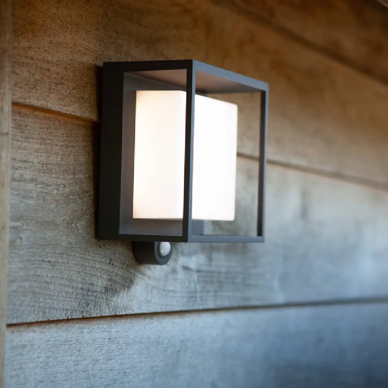 Skanto | Lutec 6934601118 Curtis LED Anthrazit Solar Außen Modern Quadratische Aufputz-Wandleuchte mit PIR