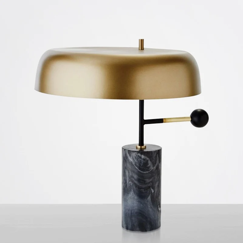 Stylische Tischlampe mit Marmorbasis und goldenen Akzent