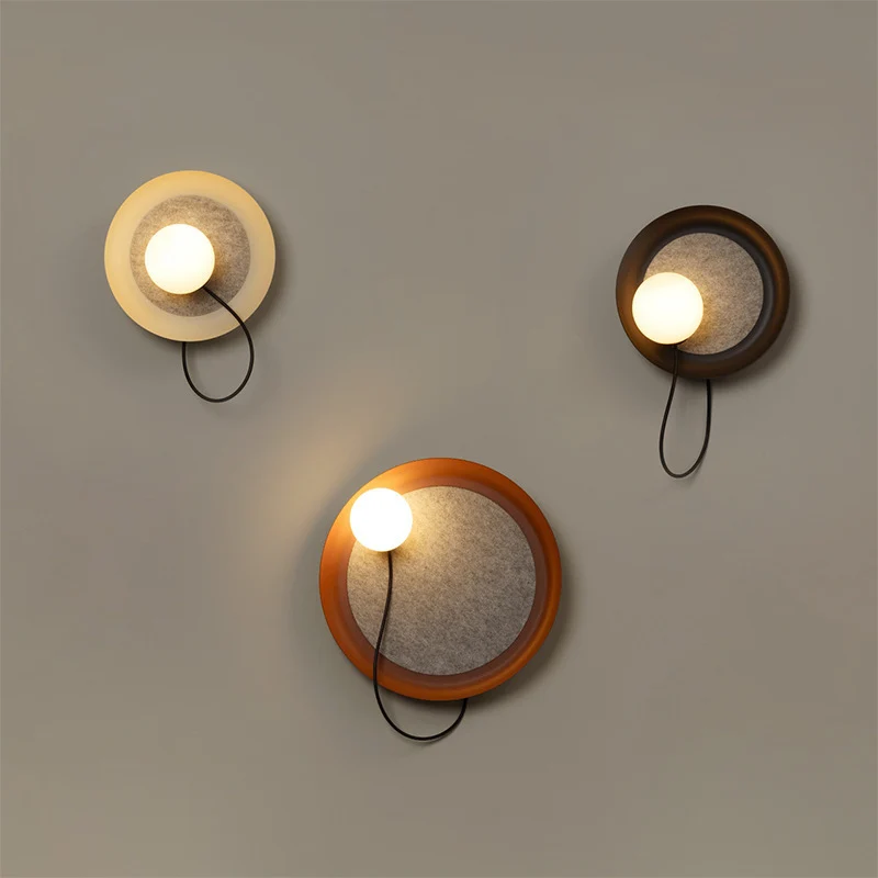 Moderne Wandlampe mit Stoffhintergrund und sanftem Licht