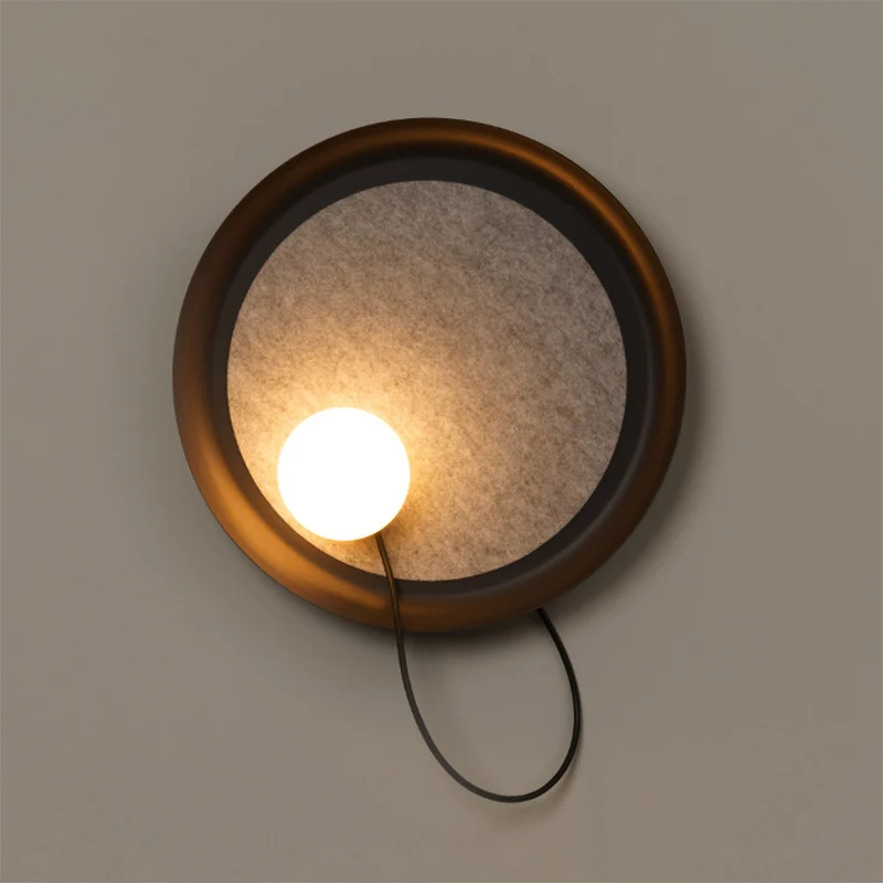 Moderne Wandlampe mit Stoffhintergrund und sanftem Licht