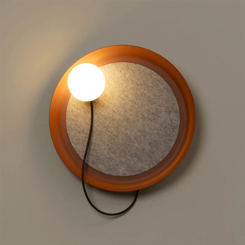 Moderne Wandlampe mit Stoffhintergrund und sanftem Licht