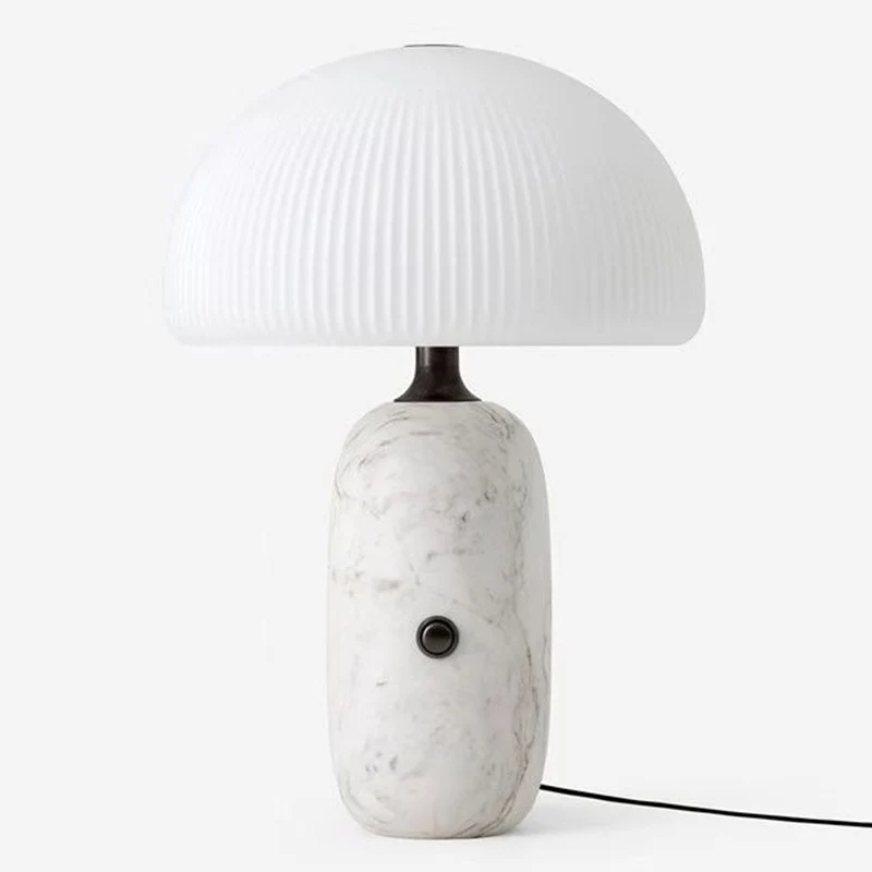 Moderne Skulptierte Tischlampe mit Faltenschirm