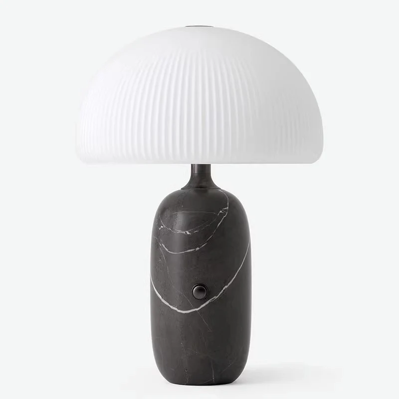 Moderne Skulptierte Tischlampe mit Faltenschirm