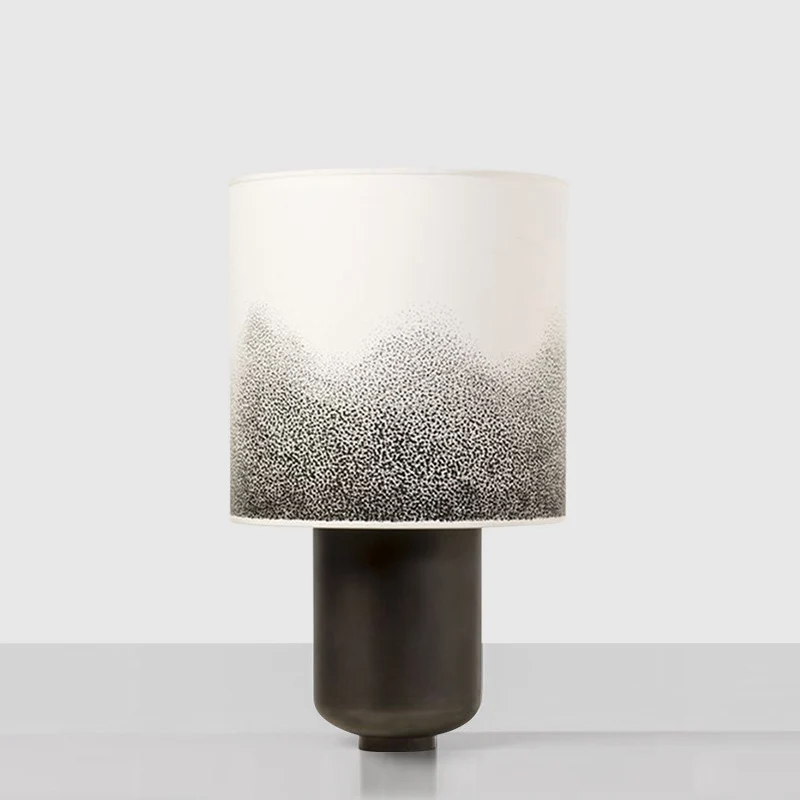 Moderne Tischlampe mit strukturiertem Schirm
