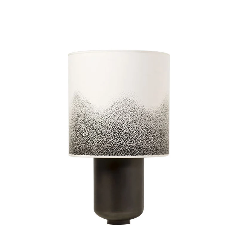 Moderne Tischlampe mit strukturiertem Schirm