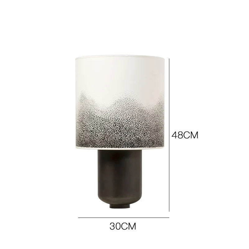 Moderne Tischlampe mit strukturiertem Schirm
