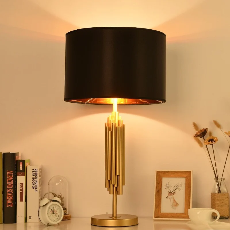 Skulpturale Gold Akzent Tischlampe