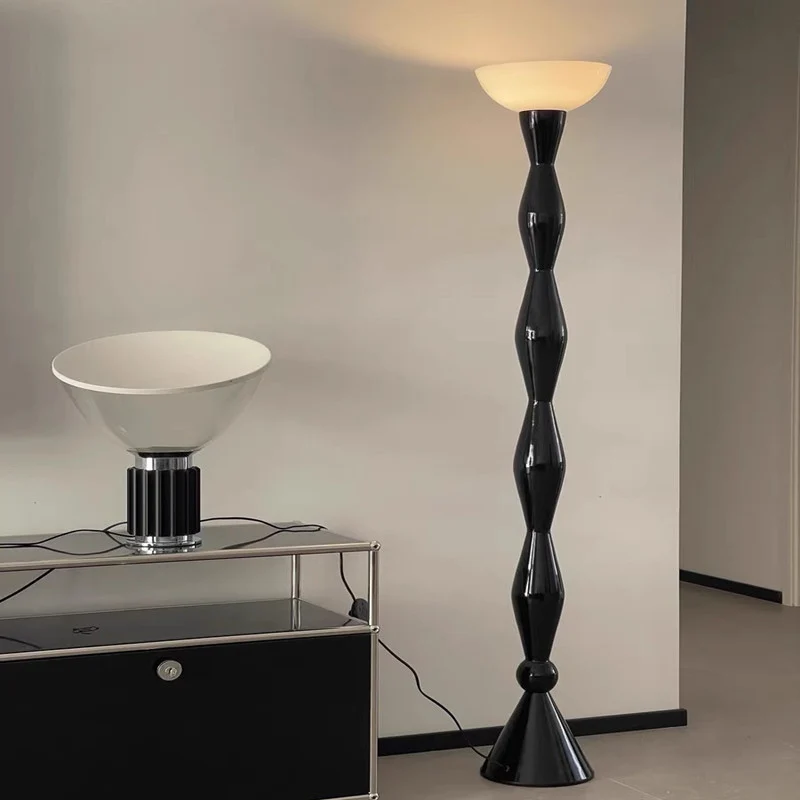 Skulpturale Stehlampe mit einzigartigem geometrischen Design