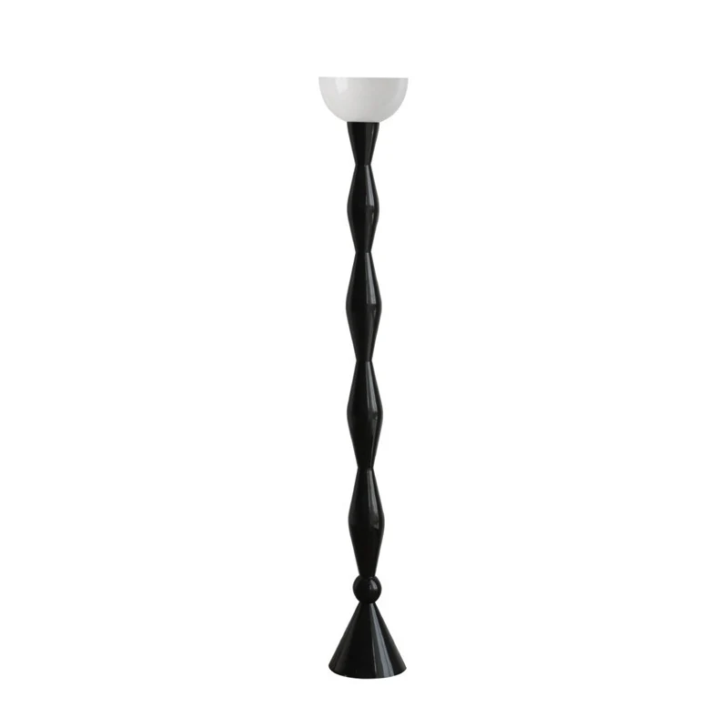Skulpturale Stehlampe mit einzigartigem geometrischen Design