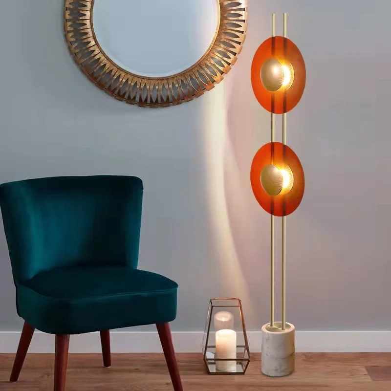 Skulptural Stehlampe mit Marmorbasis und runden Akzenten