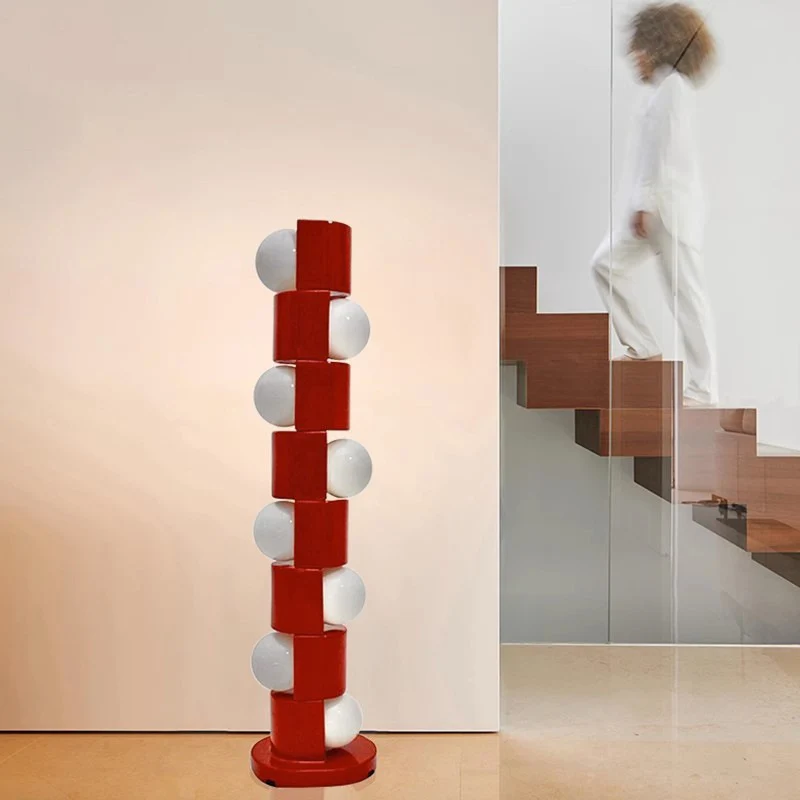 Skulpturale Stehleuchte mit elegantem Globusdesign