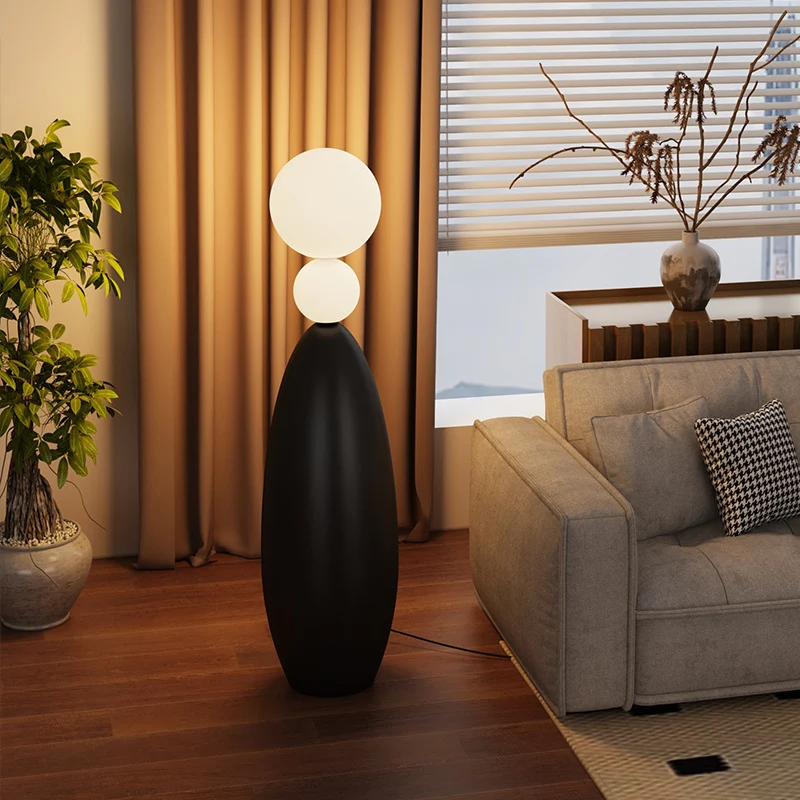 Skulpturale Stehlampe mit dualem Globusdesign