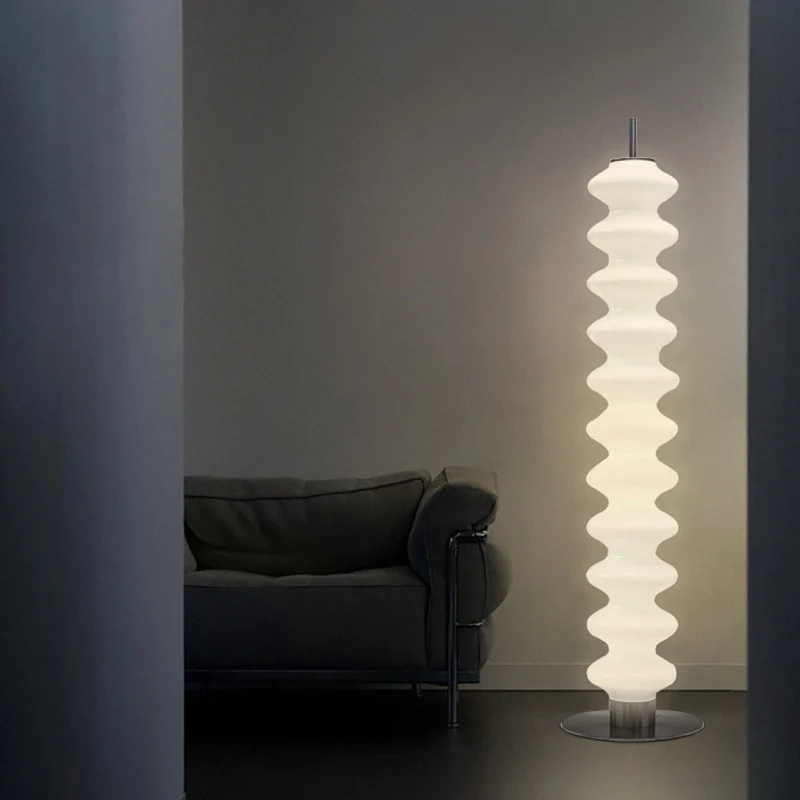 Skulpturale Stehlampe mit gekrümmtem Design