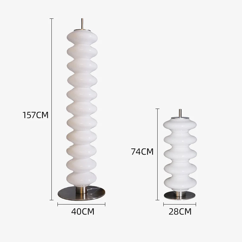 Skulpturale Stehlampe mit gekrümmtem Design